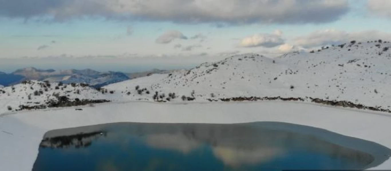 «Μαγικό» τοπίο τα χιονισμένα Ανώγεια - Πάγωσε η λίμνη του Γωνομιού (φώτο)